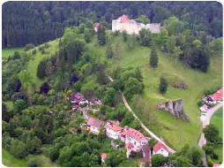 Burgruine Niedergundelfingen von Hohengundelfingen aus gesehen