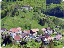 Bürzel Aussichtspunkt mit Blick auf Gundelfingen im Tal der Großen Lauter 
