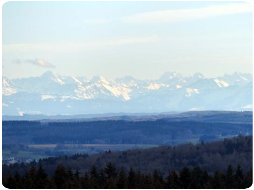 Hofgut Loretto mit Blick auf das Alpenpanorama